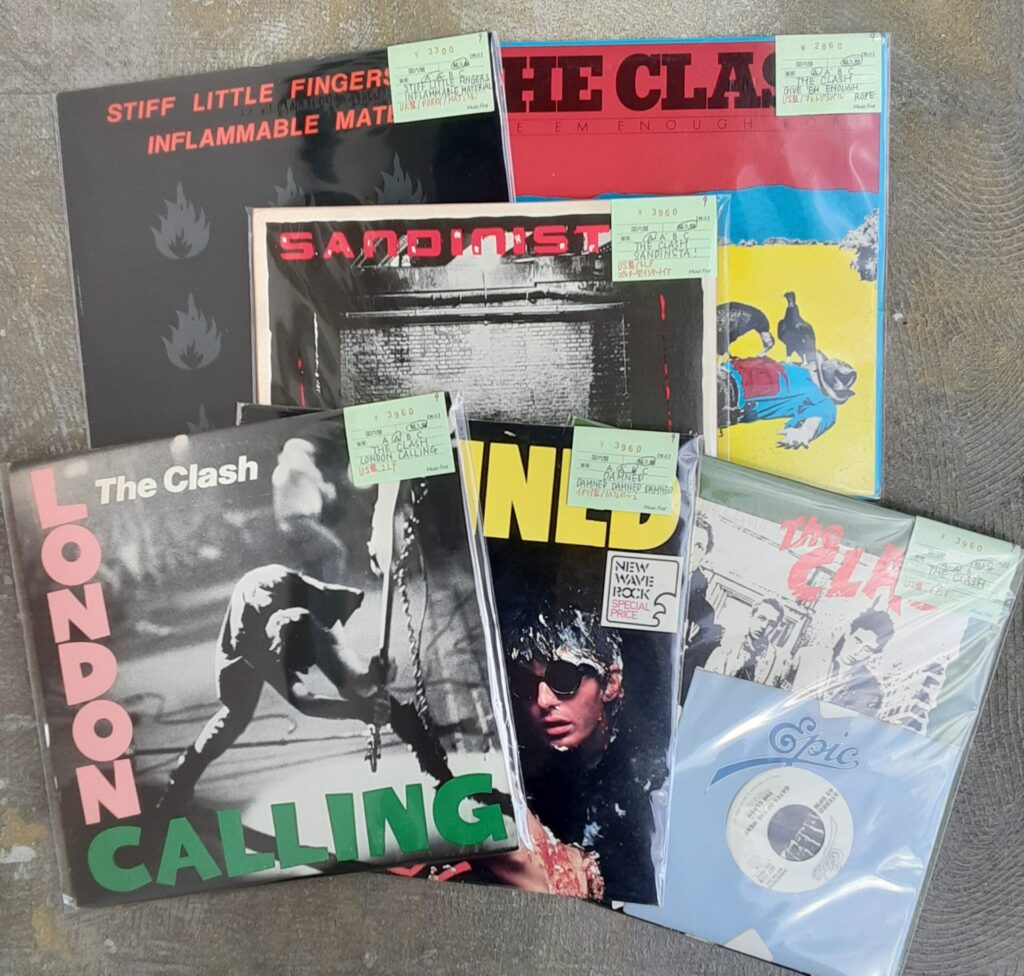 新入荷情報です。 ザ・クラッシュ、ザ・ダムド、スティッフ・リトル・フィンガーズのLPを出しました。
