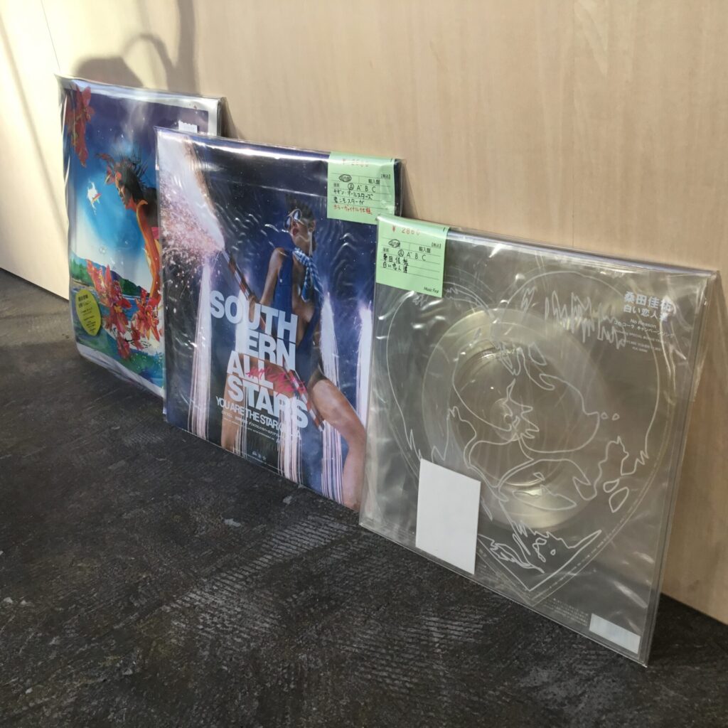 桑田佳祐およびサザンオールスターズのカラー盤/特殊パッケージのレコードが入荷しました。