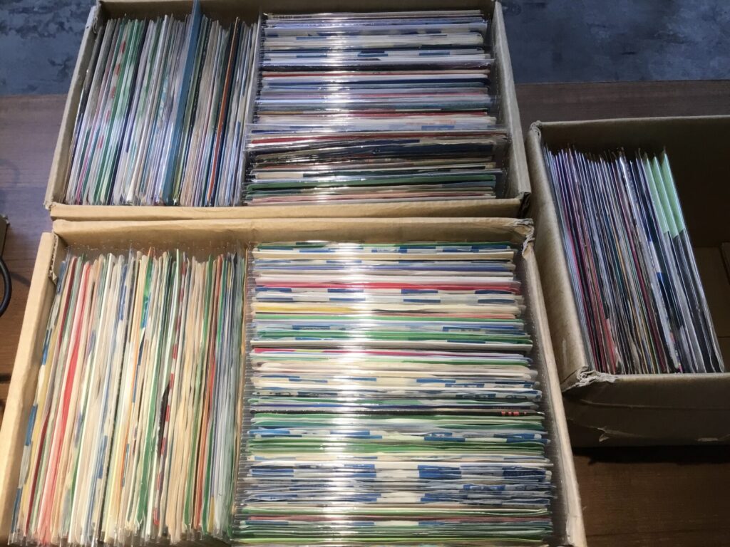 シングルレコードを約300枚ほど追加しました。