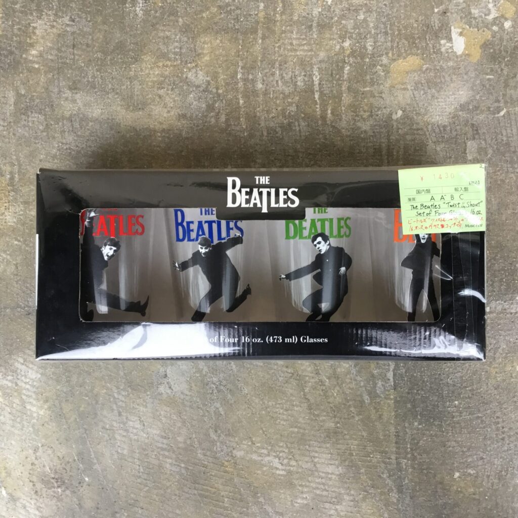 ビートルズのプリントされたガラス製コップが入荷しました。