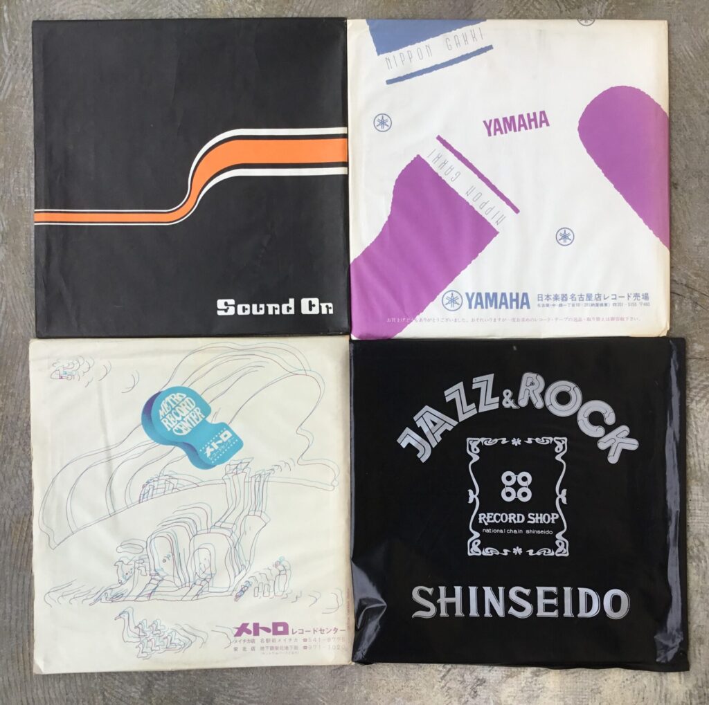 レコード屋のショッピングバッグを配布しております。