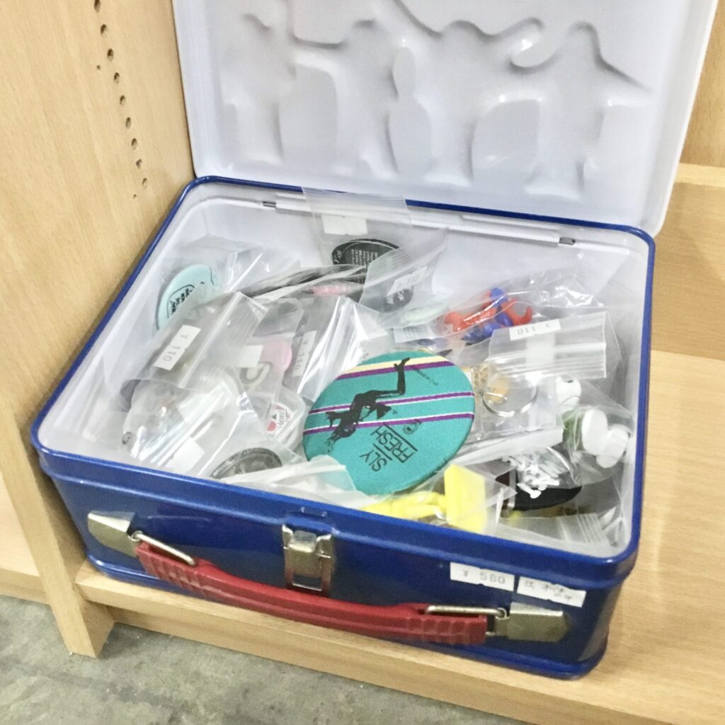 【新入荷情報】 バッジ、タイピン、キーホルダー、などがまとまって70個ぐらい入荷しました。
