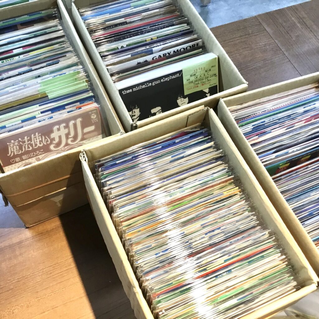 【新入荷情報】 秋・シングルレコード放出。約400枚入荷しました。