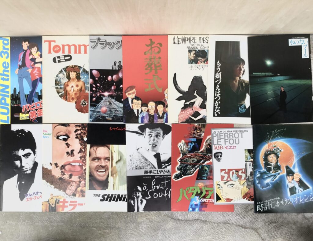 映画パンフレットを約70冊、 洋楽パンフレットを約50冊、パンフレットを合計120冊を一挙放出しました