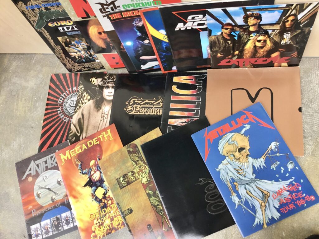 【新入荷からピックアップ】 洋楽コンサート・パンフレットを40冊ほど追加しております