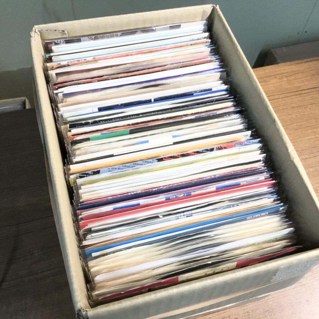【新入荷情報】 昨日の200枚補充に続き、本日はさらにシングルレコードを100枚ほど追加!